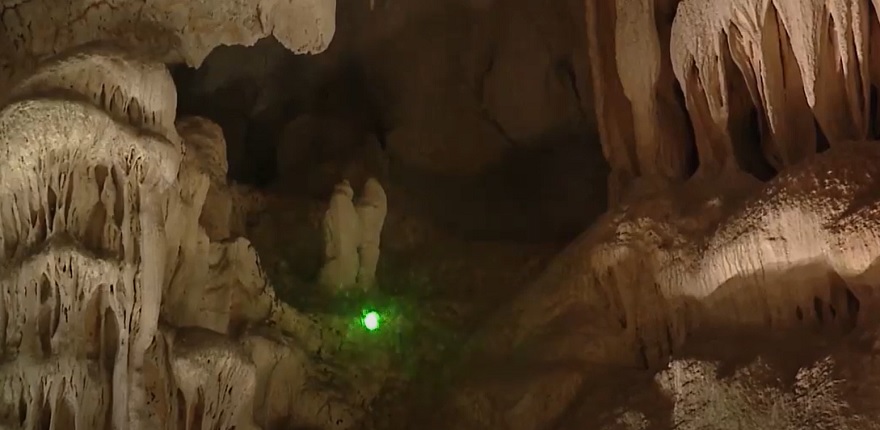 Bức tượng đôi trai gái đang tay trong tay trong Động Thiên Cung