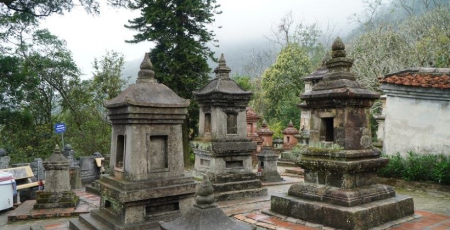 Các Am Tháp cổ cạnh chùa Hoa Yên