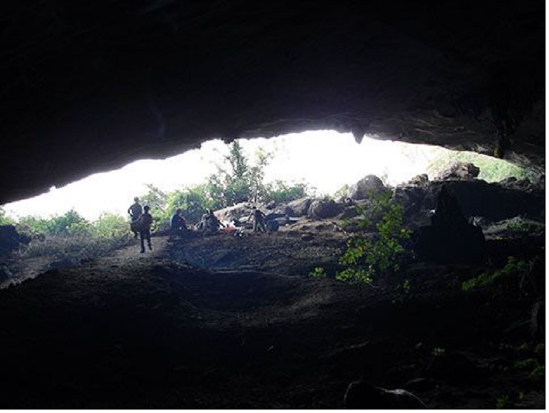 Các nhà khảo cổ thuộc Bảo tàng Lịch sử Việt Nam đang khai quật một số điểm tại hang Tiên Ông vào năm 2007