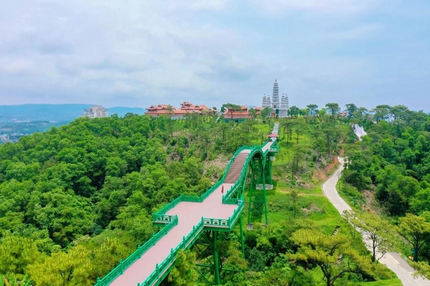 Cầu Mây nối khu vườn Nhật sang Bảo Hải Linh Thông Tự