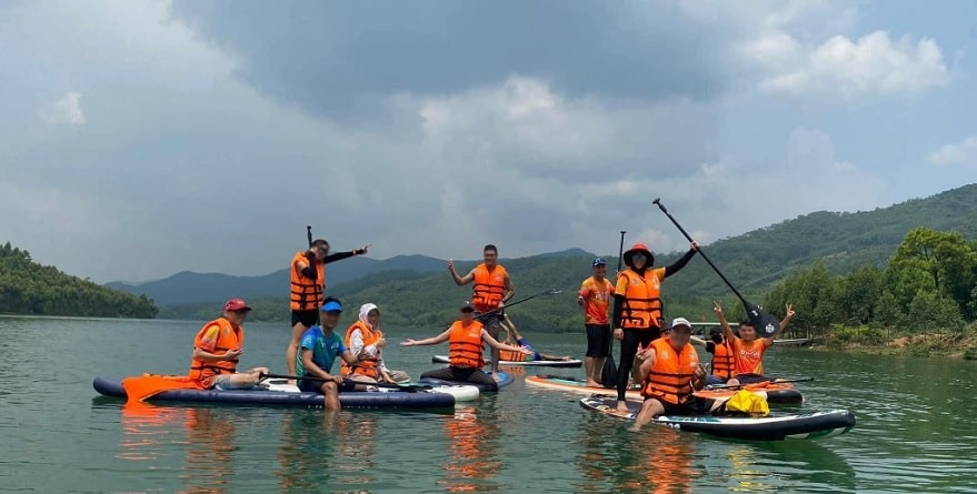 Chèo SUP tại hồ Yên Lập
