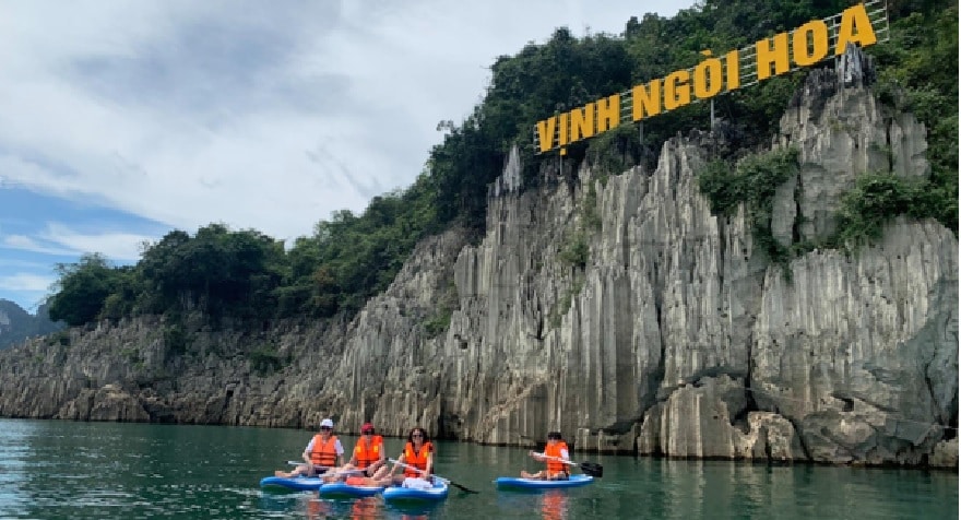 Chèo thuyền trên lòng hô THung Nai