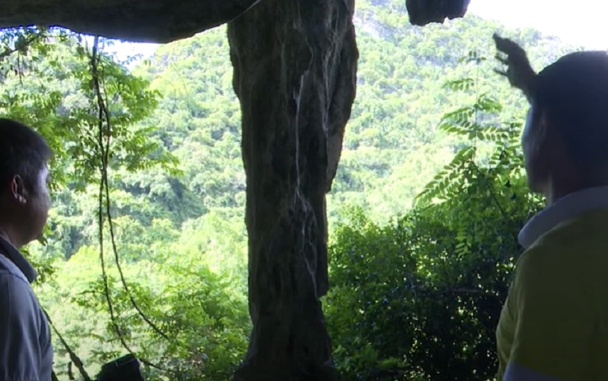 Cột măng nhũ đá đồ sộ nằm ngay trước cửa hang