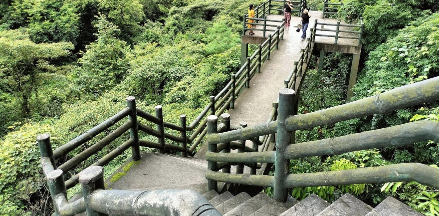 Để lên tới hang du khách phải trải qua hành trình khoảng 140 bậc đá