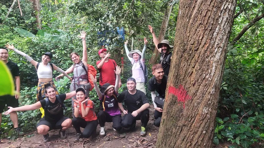 Đi bộ trekking là một trong những hoạt động thú vị khi tới vườn quốc gia Cát Bà