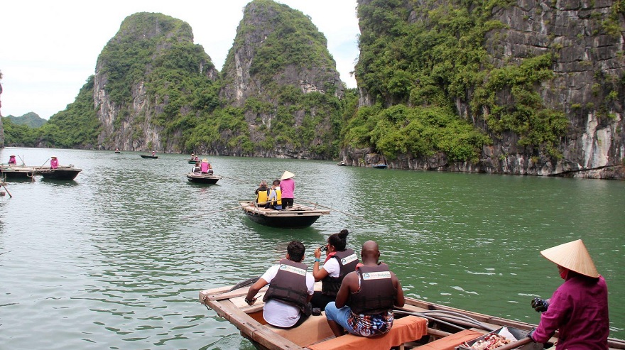 Di chuyển bằng đo nan trải nghiệm và khám phá Tùng Áng Cống Đỏ
