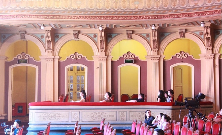 Dọc hai bên khán đài tầng 1 và ban công tầng 2 được thiết kế nhiều lô ghế cho khán giả là gia đình hay cùng một nhóm với mục đích thưởng thức nghệ thuật chung.