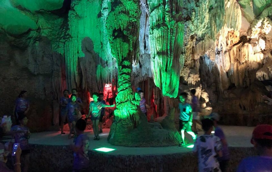 Động Long Vân nổi tiếng với những khối nhũ đá huyền diệu, lấp lánh