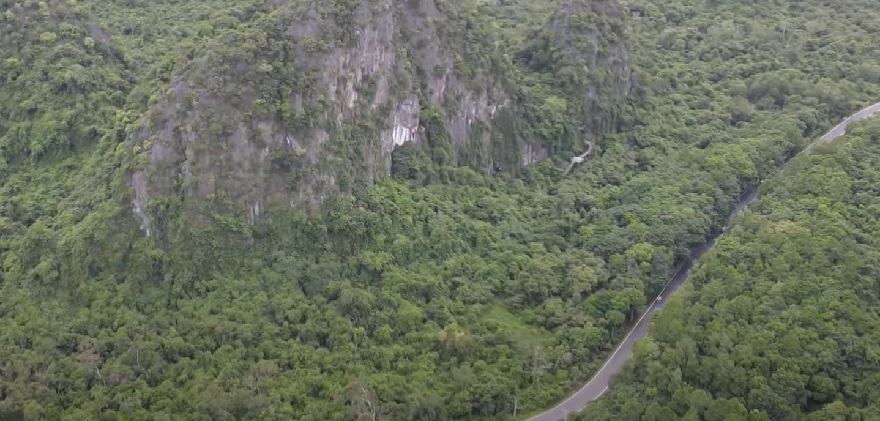 Động Trung Trang nằm trên ven đường xuyên rừng nối xuống phía Bắc và Nam đảo Cát Bà