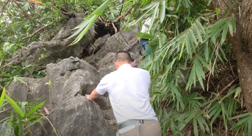 Du khách phải leo qua nhưng tảng đá để đi tiếp