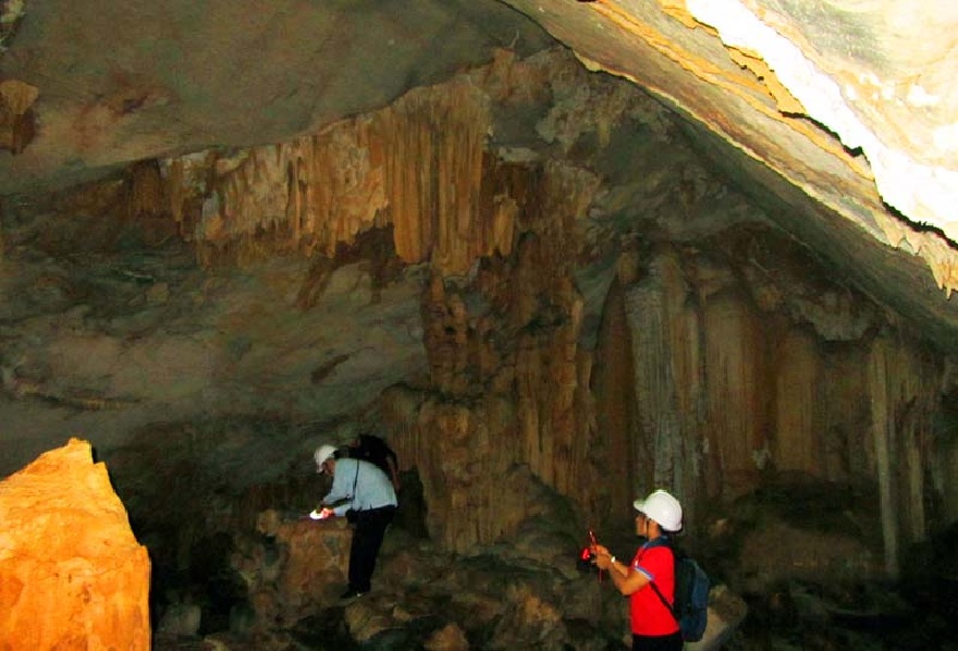Dù phải vượt qua nhiều khó khăn mới đến được hang, nhưng bên trong hang lại rất thoáng đãng, tươi mát với nhiều măng, nhũ đá có màu sắc đa dạng, từ vàng cho đến đỏ.
