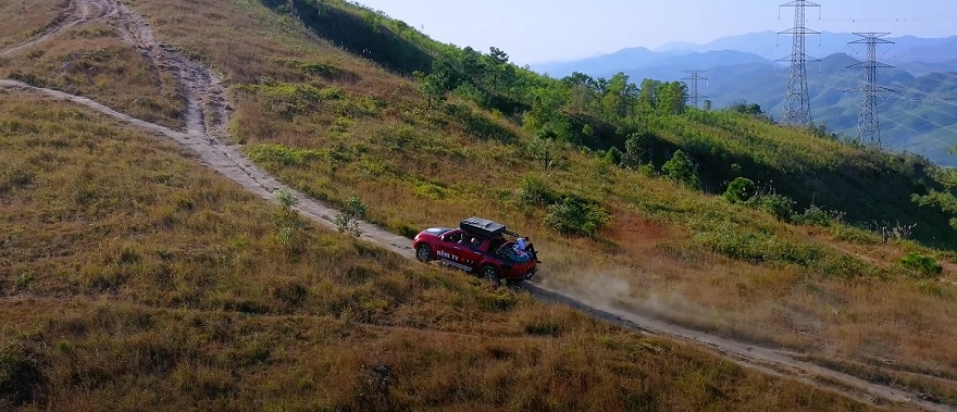 Đường lên đỉnh Bình Hương khá nhỏ và dốc