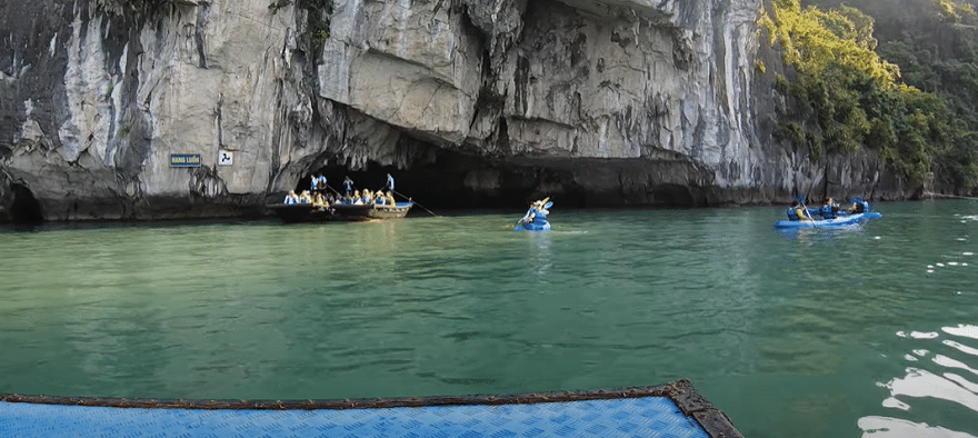 Hang Luồn tại Vịnh Hạ Long