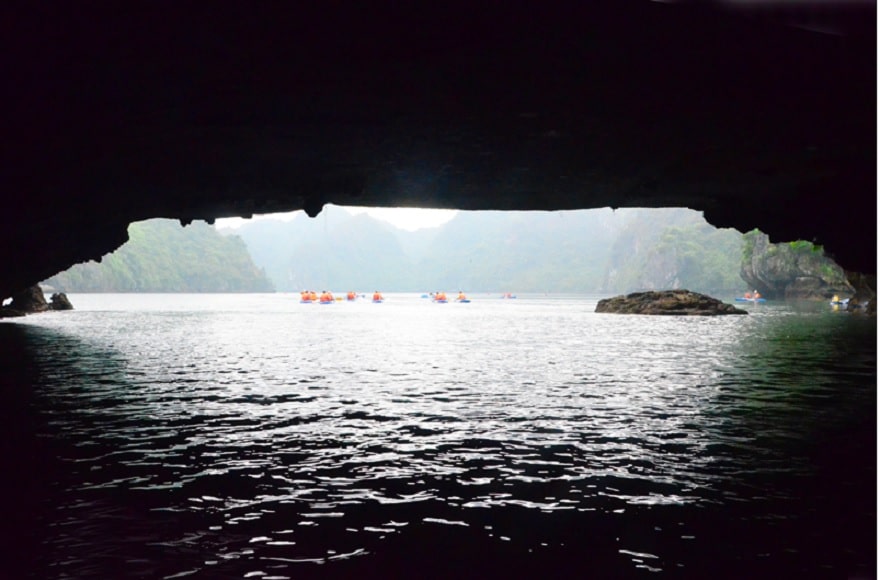 Để tới hồ tiếp theo du khách phải đi qua hang luồn nối liền giữa 2 hồ