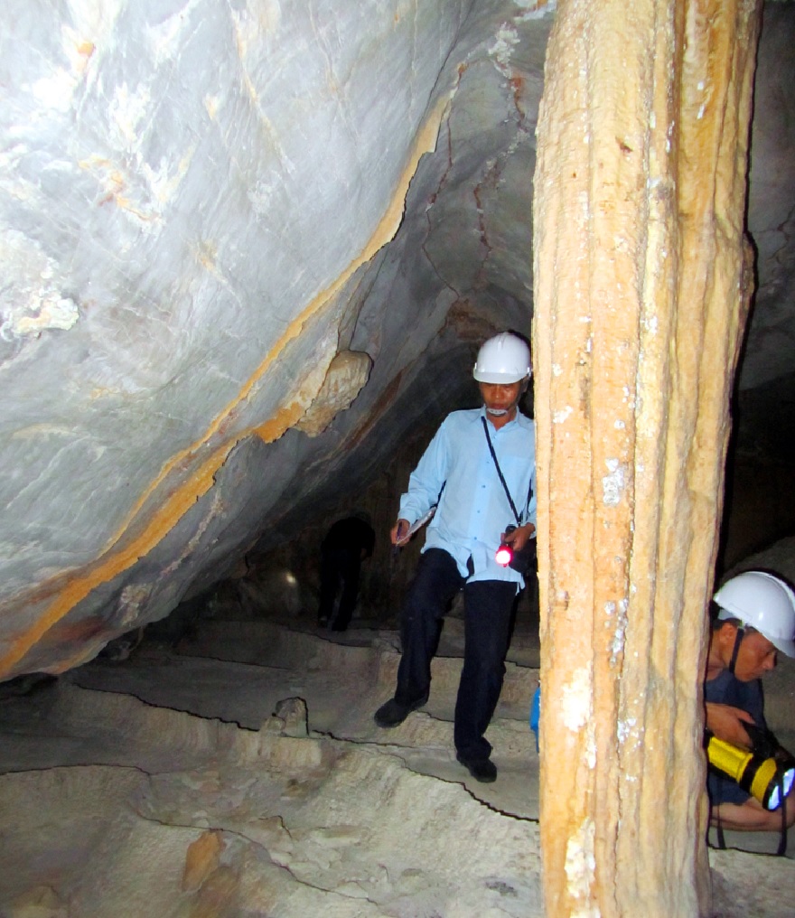 Hang có những khối thạch nhũ như cột trụ chống đỡ cả mái vòm