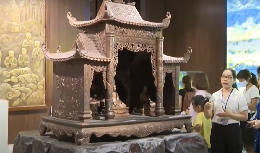 Hiện vật mô phỏng chùa đồng tại bảo tàng Quảng Ninh