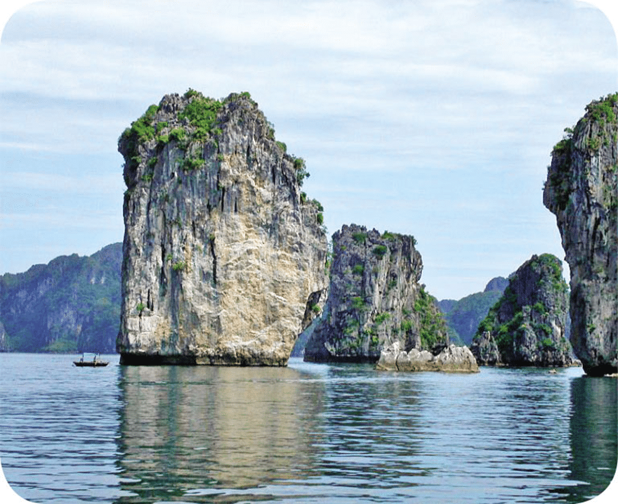 Hình 7 Một hòn đảo đá nhỏ ở Vịnh Hạ Long; còn sót lại của một tòa tháp fenglin, nó bị cắt ngang bởi một rãnh nước biển, và một đoạn vách đá gần đây đã rơi ra nên giờ đây nó nằm trên nền đá ngập nước.