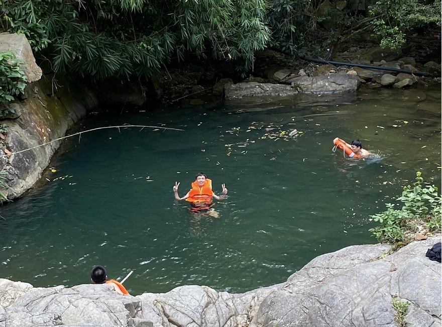 Hồ nước tại thác 1 là điểm tắm tốt nhất tại Lựng Xanh