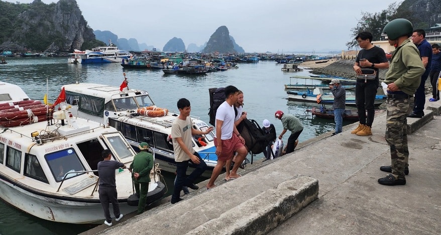 Hoạt động vận chuyển khách tại cảng Cái Rồng