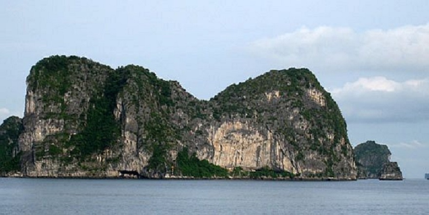 Hòn Cái Tai nhìn từ phía tây