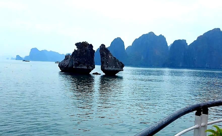 Hình ảnh hòn Gà Chọi (Trống Mái) tại Vịnh Hạ Long