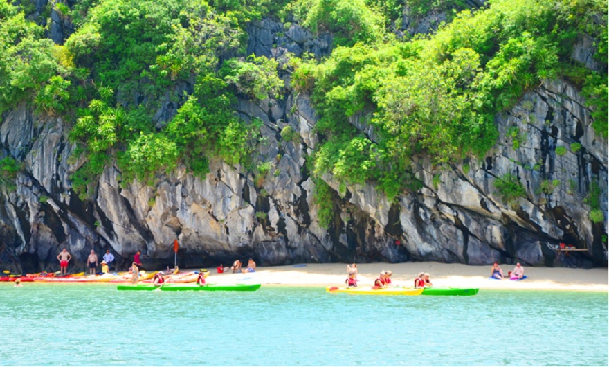 Kayak là một trong những hoạt động trải nghiệm thú vị tại đây