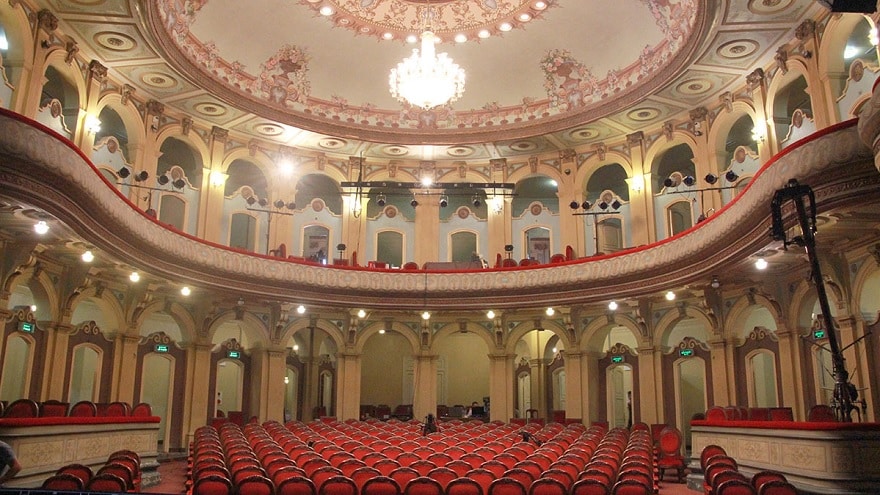 Khu khán đài với sức chứa 400 khách