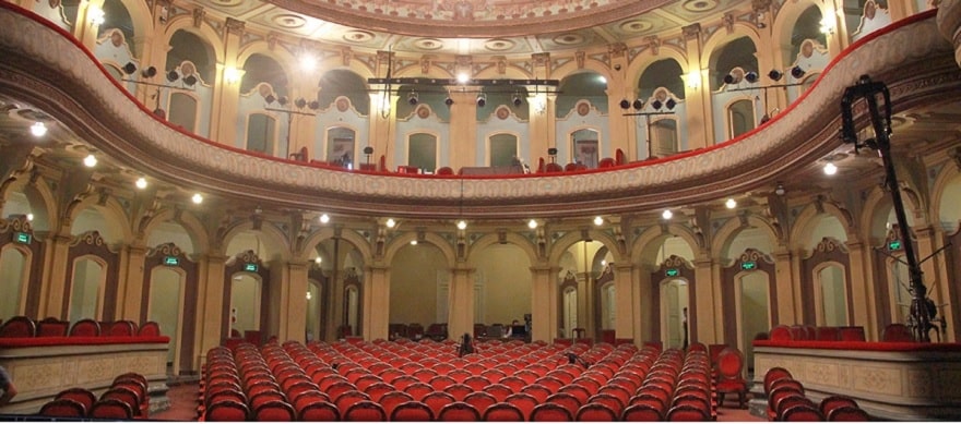 Khán đài có bố cục cung tròn hở, phần hở là điểm nối tiếp với sân khấu bằng vòm sân khấu. Lòng khán đài là hệ thống ghế gỗ bọc len đỏ, khoảng 350 ghế.