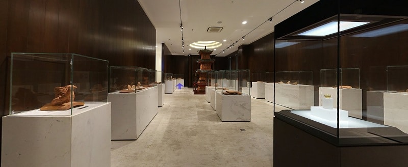 Khu trưng bày di vật nhà trần như: Ngói, ống nước, tượng đất nung, gạch...