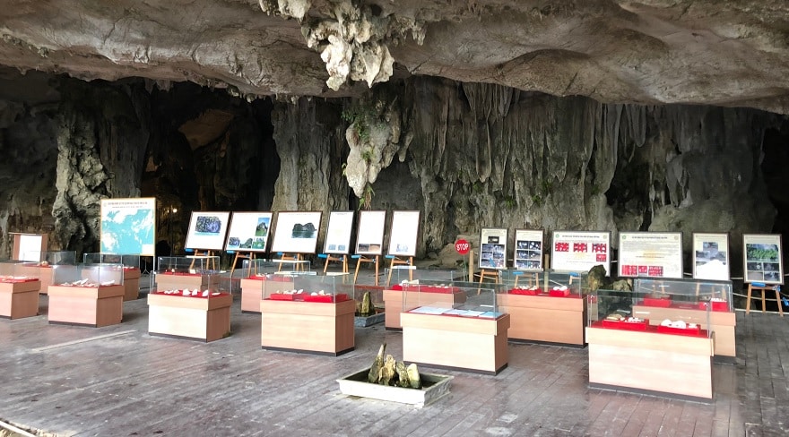 Khu trưng bày di vật tại cửa hang Tiên Ông