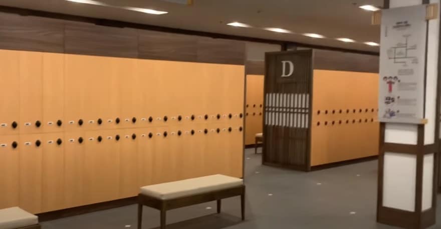 Khu tủ đồ tại Yoko Onsen Quang Hanh