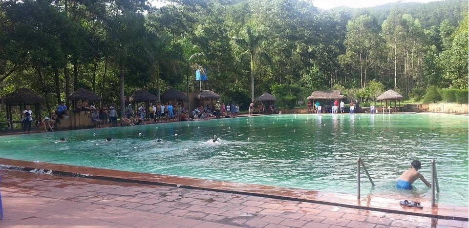 Khu vực bể bơi tại khu du lịch thác Mơ