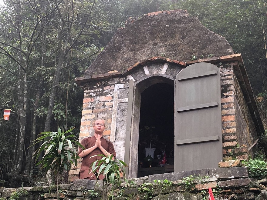 Khu vực thứ 2 là ngôi nhà xây tường gạch, cửa vòm cuốn, mái đã đổ sập