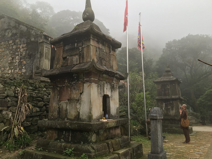 Khu vực thứ nhất là một mặt bằng gần đỉnh núi, diện tích gần 1.000 m2