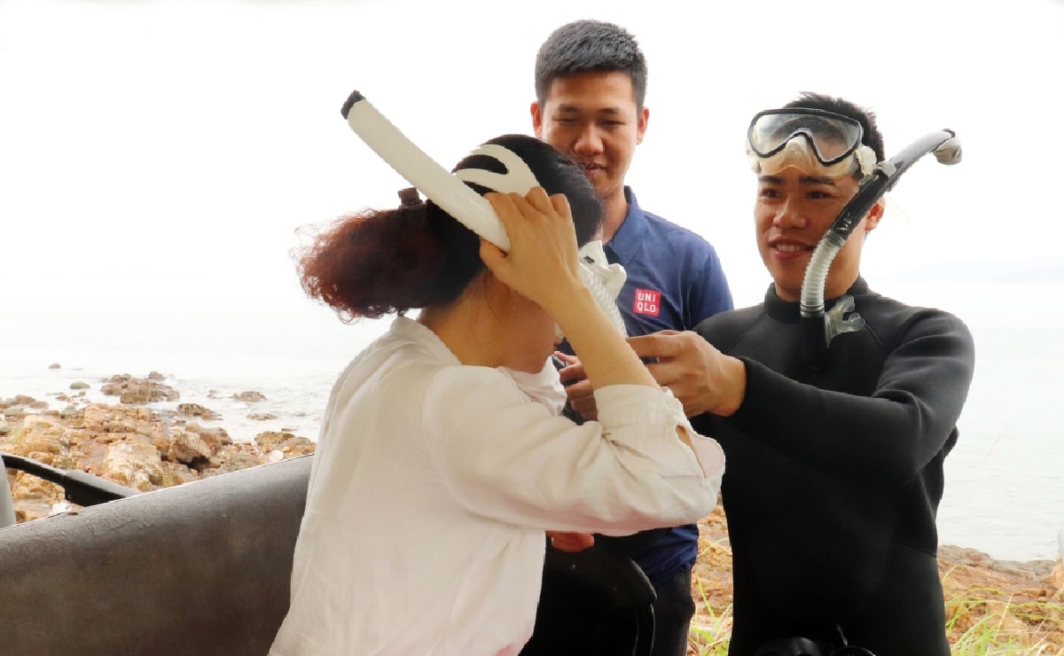 huấn luyện viên sẽ trang bị các thiết bị lặn, phổ biến các quy định an toàn cho du khách.