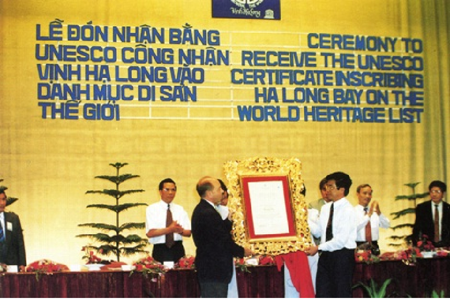 Lễ đón nhận bằng Unesco công nhận Vịnh Hạ Long vào danh mục di sản thế giới lần 1 năm 1994