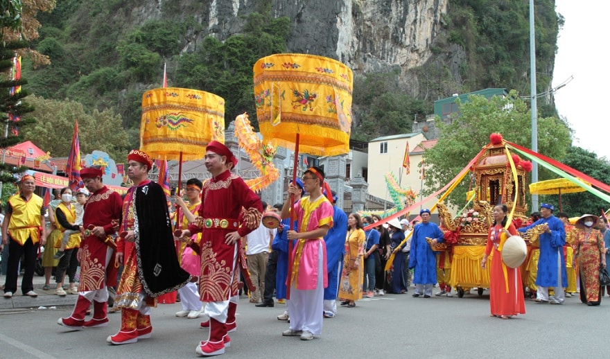 Lệ hội rước kiệu tại đền Đức Ông được tổ chức hàng năm