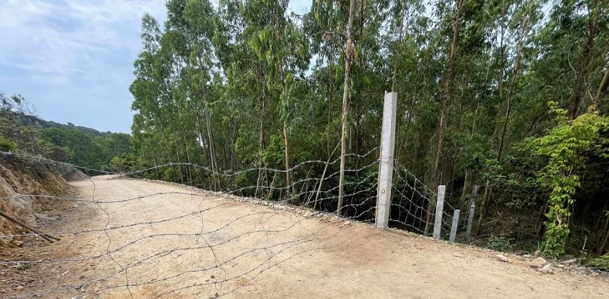 Lối vào lên Eo Gió hiện tại đang bị rào thép gai