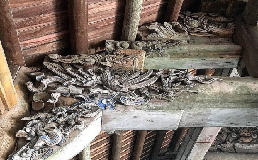 Mái đình lợp bằng ngói vẩy màu nâu sẫm, trên nóc mái có đắp trang trí hình lưỡng long chầu nguyệt