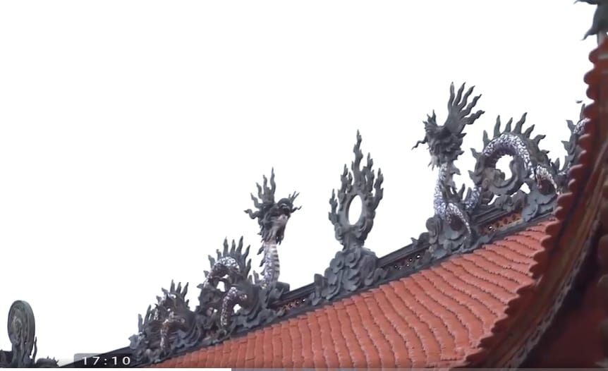 Mái ngói âm dương vùng Bắc Bộ với phù điêu rồng