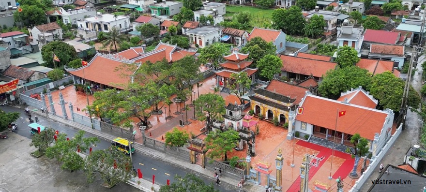 Miếu Đức Ông (bên phải), Đình Quan Lạn (bên trái)