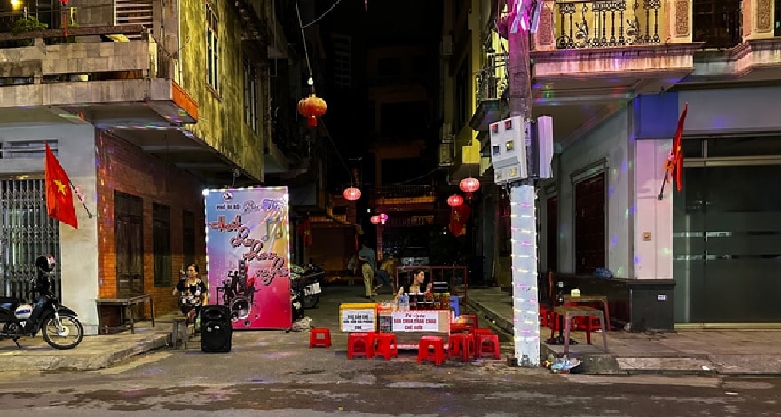 Một số tiểu thương cho biết, những tuần đầu tiên còn có vài trăm khách đến nhưng về sau hàng quán bày ra kinh doanh ế ẩm