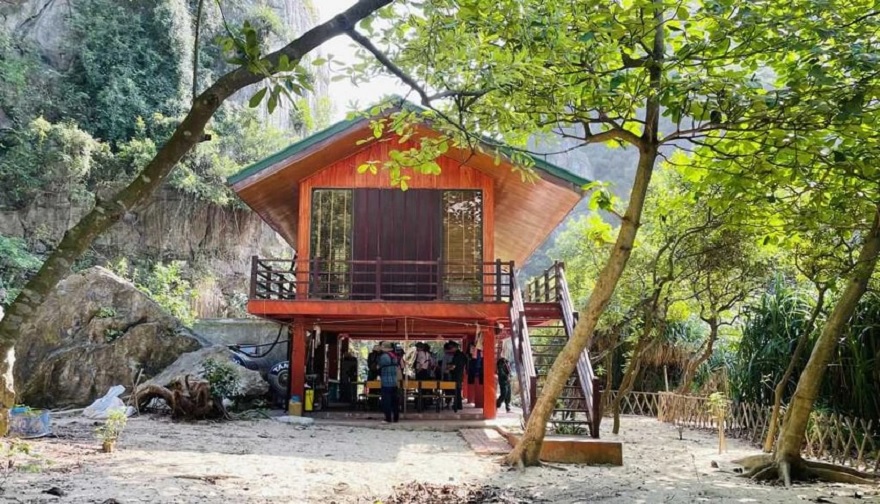 Ngôi nhà sàn bê tông với 3 phòng ngủ trên đảo Mắt Rồng