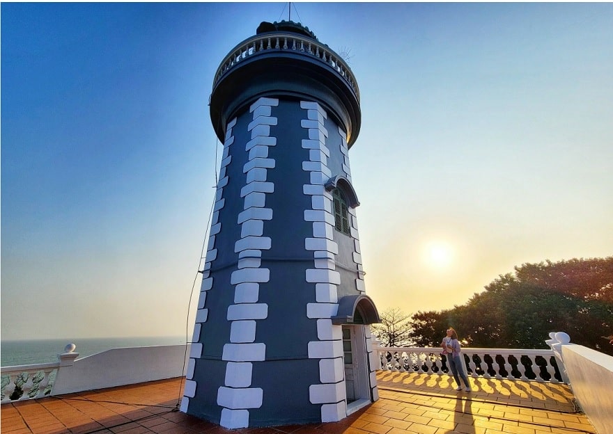 Hải đăng có tầm phát sáng là 20,7 hải lý (khoảng 40 km) trong điều kiện thời tiết tốt. Du khách phải leo 125 bậc thang được thiết kế hình xoắn ốc để lên được đỉnh tháp