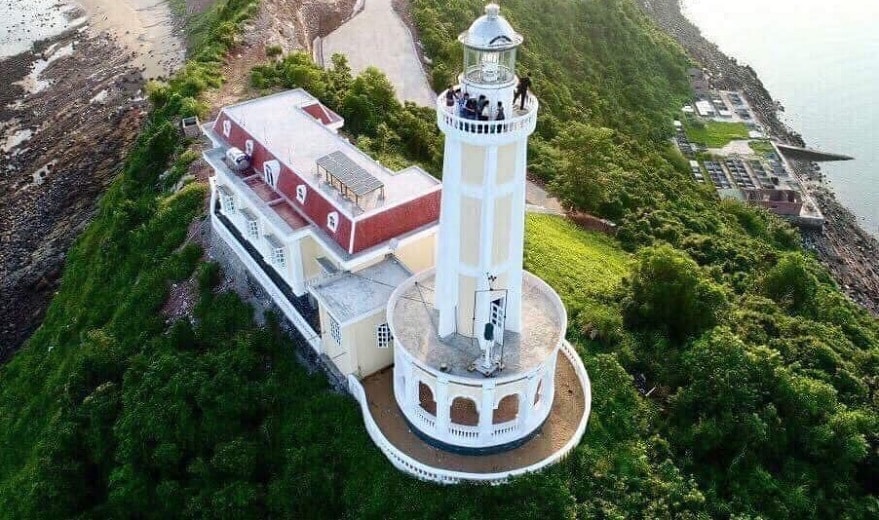 Ngọn hải đăng là một trong những điểm check - in nổi bật tại Đảo Vĩnh Thực