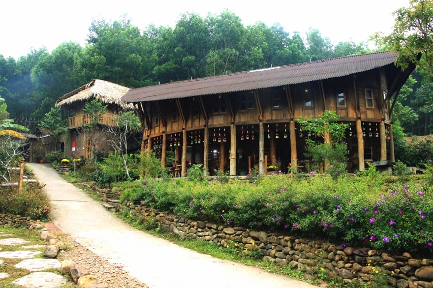 Nhà cộng đồng với thiết kế nhà sàn cách điệu của khu du lịch Kỳ Thượng Am Váp farm.