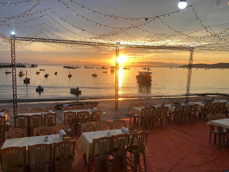 Nhà hàng trên bờ biển tại Cô Tô