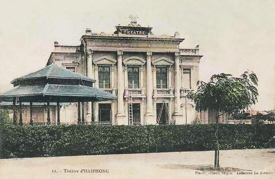 Công trình được thiết kế rất kiểu cách theo nguyên mẫu nhà hát Paris, nguyên vật liệu xây dựng được mang từ Pháp sang. Việc xây dựng do thợ và nhân công Việt Nam thực hiện dưới sự chỉ đạo của kiến trúc sư người Pháp