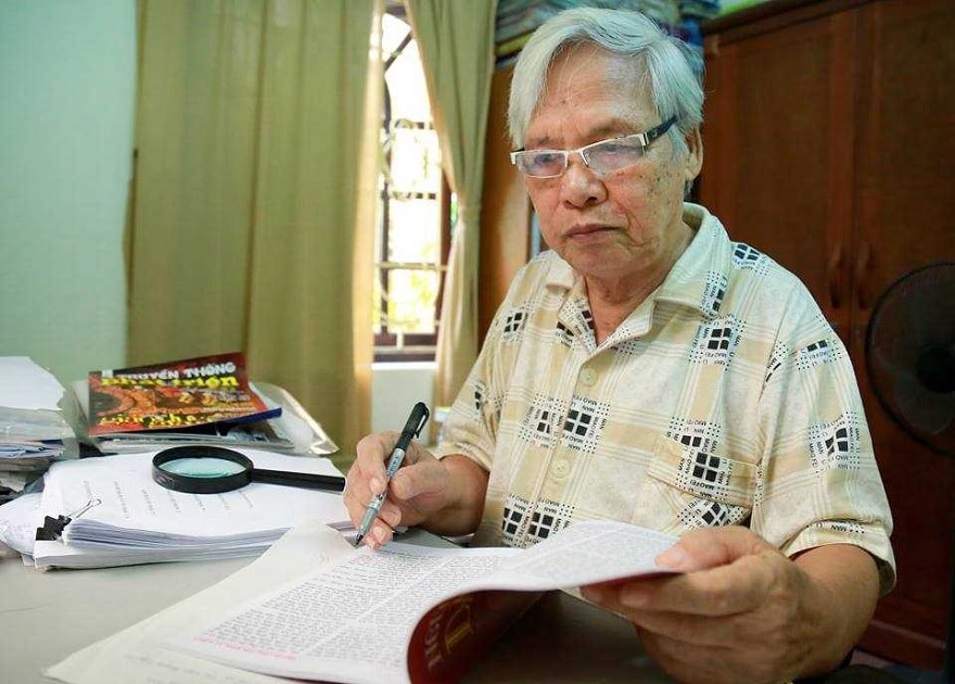 Nhà nghiên cứu văn hoá dân gian Tống Khắc Hài cho biết không tìm thấy dấu vết về các cọc gỗ tại hang Đầu Gỗ