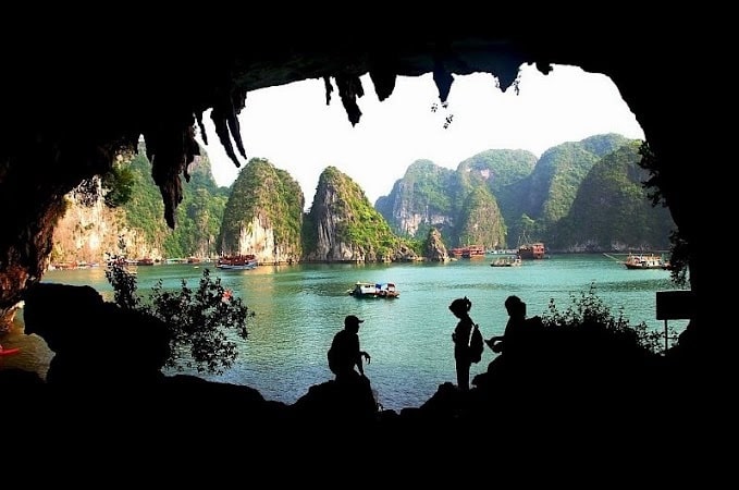 Nhũ đá có hình con ngựa và một thanh gươm dài trong hang